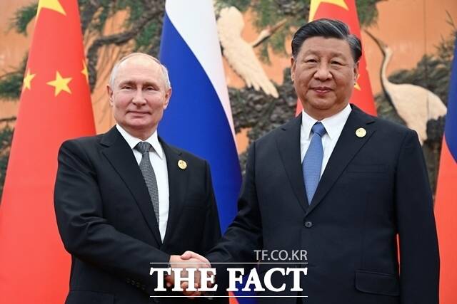 중국 외교부는 14일 블라디미르 푸틴 러시아 대통령(왼쪽)이 시진핑 중국 국가주석의 초청으로 오는 16~17일 중국을 국빈 방문한다고 밝혔다. 사진은 지난해 10월 중국 베이징에서 열린 제3차 일대일로 국제협력 정상포럼에서 두 정상이 양자 회담에 앞서 기념촬영을 하고 있는 모습. /베이징=AP .뉴시스