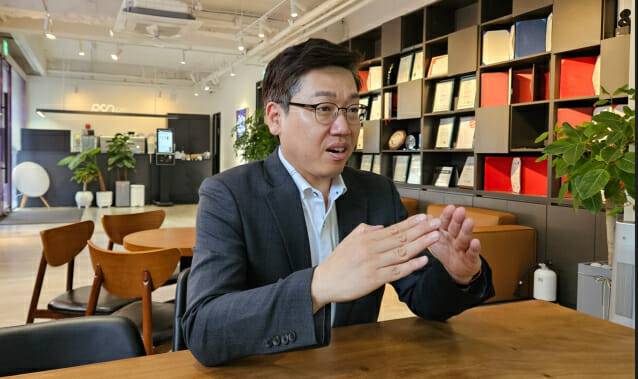 이우성 이사가 피씨엔 1층 라운지에서 지디넷코리아와 인터뷰를 하고 있다.