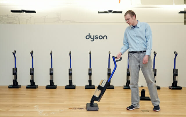 헤이든 브라운 다이슨 무선청소기부문 엔지니어가 다이슨 워시G1 물청소기를 소개하고 있다. (사진=다이슨)