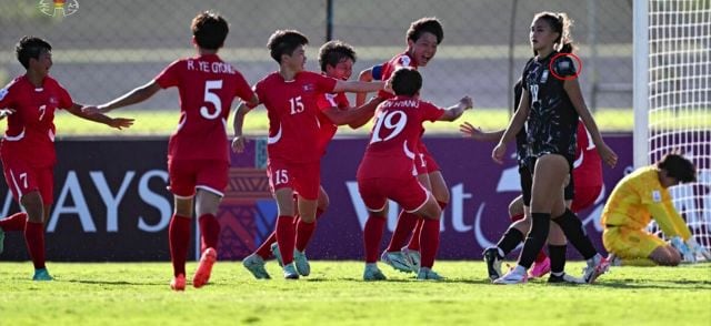 북한 조선중앙TV는 13일 AFC U-17 여자 아시안컵 북한과 남한의 경기 소식을 보도하면서 한국 유니폼에 있는 태극 마크를 모자이크 처리했다. /연합뉴스