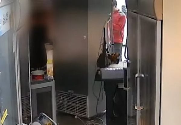 A씨가 점주를 발견하고 냉장고를 옮겨 문을 막는 모습. /유튜브 채널 '채널A 뉴스'