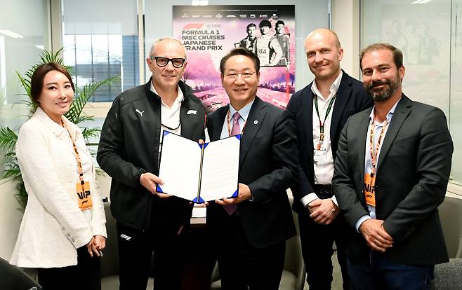 유정복 인천시장이 지난달 6일 일본 스즈카시에서 포뮬러원그룹 스테파노 도미니칼리 CEO 등을 만나 F1 그랑프리 대회 인천 유치의향서를 전달하고 있다. /인천시