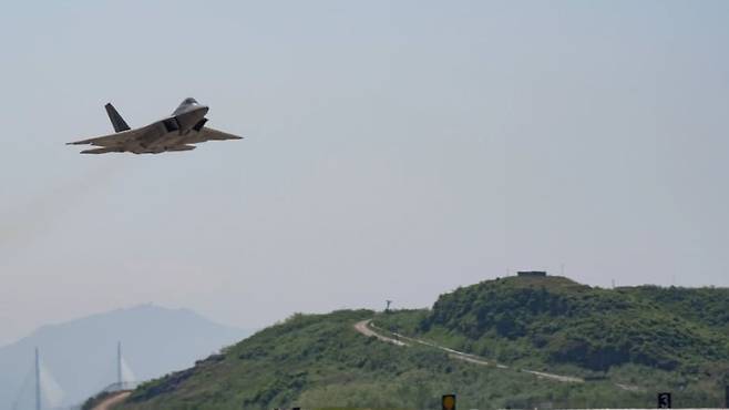 미 공군이 보유한 세계 최강 스텔스 전투기 F-22 랩터가 13일 군산 공군기지 인근에서 비행하고 있다. /미 국방부 국방영상정보배포서비스