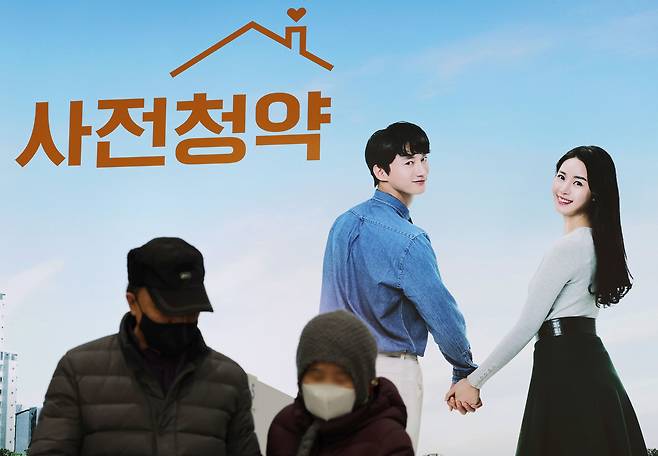 경기도 남양주시 별내동에 마련된 남양주 현장 접수처를 찾은 시민들이 청약 상담을 받기 위해 이동하고 있다. /연합뉴스