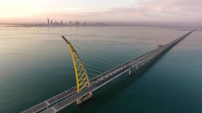 현대건설이 2019년 준공한 쿠웨이트 초대형 교량 ‘셰이크 자베르 코즈웨이’. 쿠웨이트만 바다 위 인공섬에서 걸프만 바닷길 36.1km를 잇는 교량이다. 현대건설 제공