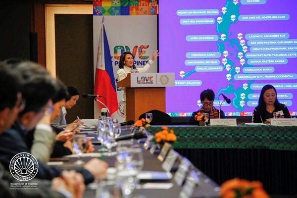 크리스티나 가르시아 프라스코 필리핀 관광부 장관이 여행업계간담회에서 관광부의 최신 전략과 프로그램 에 대해 발표하고 있다.