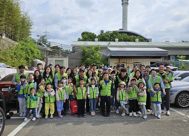 서울 상암동 노을공원에서 생태숲 가꾸기 봉사활동에 참여한 현대 엔지니어링 임직원 가족