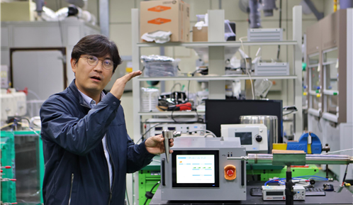 한방우 한국기계연구원 도시환경연구실장이 미세먼지 실시간 측정기술에 대해 설명하고 있다. 기계연 제공