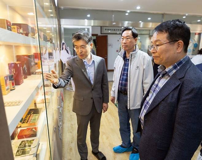 정헌율 전북 익산시장(오른쪽)이 중국 연길시 식품단지를 찾아 둘러보고 상호협력을 약속했다. 익산시 제공