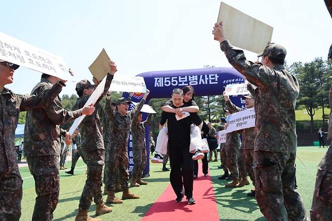 병무청은 경기도 용인에 위치한 육군 제55보병사단에서 입영문화제를 개최했다고 14일 밝혔다. 입영에 대한 막연한 두려움과 학업·경력 단절과 관련한 불안의 해소를 위한 이번 행사엔 입영장병과 부모·친구 등 700여 명이 참석했다. 사진=병무청 제공