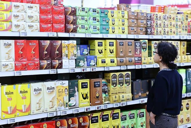 커피 수입가격 1년 새 47% 상승 14일 한국은행이 발표한 4월 수출입물가지수에 따르면 커피 수입가격이 전년동월 대비 46.7% 상승률을 기록해 수입물가는 8개월 만에 최대 상승률을 기록했다. 이날 서울 시내의 한 대형마트에서 한 시민이 커피 제품을 고르고 있다. 뉴시스