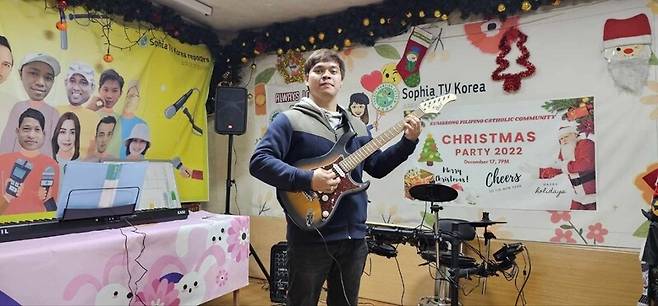 제이비는 필리핀에 있을 때부터 기타를 치는 것을 좋아했다. 충북 음성에 와서는 소피아외국인센터에서 만난 필리핀 친구들과 밴드를 결성해 기타리스트로 활동하고 있다. 본인 제공
