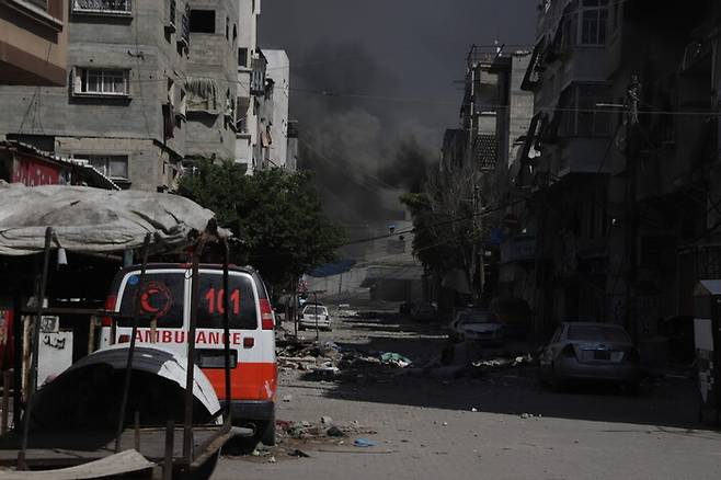13일 가자지구 북부 자발리아 난민촌에서 이스라엘군의 공습으로 폭발 연기가 피어오르고 있다. 신화 연합뉴스