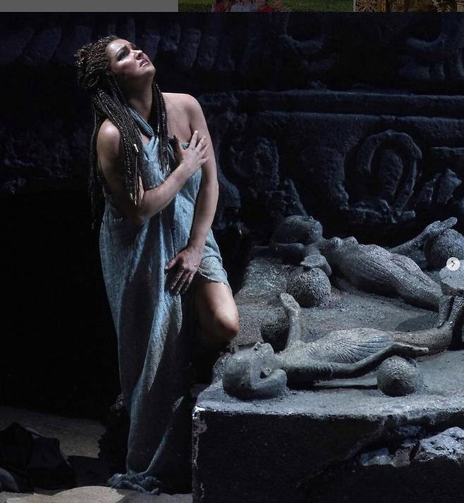 러시아 성악가 안나 네트렙코가 오페라 ‘아이다’ 배역을 연기하며 얼굴을 검게 칠했다. 안나 네트렙코 인스타그램