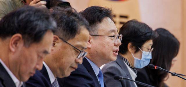 국민연금 기금운용위원회 위원장인 조규홍(가운데) 보건복지부 장관이 2일 오후 서울 종로구 정부서울청사에서 열린 제3차 국민연금 기금운용위에 참석해 처리 안건을 설명하고 있다. 연합뉴스