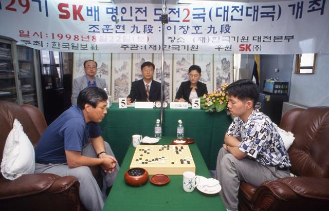 조훈현(왼쪽) 9단과 그의 애제자로 유명한 이창호 9단이 지난 1998년 8월, 한국기원 대전본부에서 ‘제29기 SK배 명인전(본보 주최)’ 결승 2국을 벌이고 있다. 5번기(5전3선승제)로 진행된 이 대회에선 이 9단이 조 9단에게 3승1패로 승리, 우승컵을 차지했다. 한국기원 제공