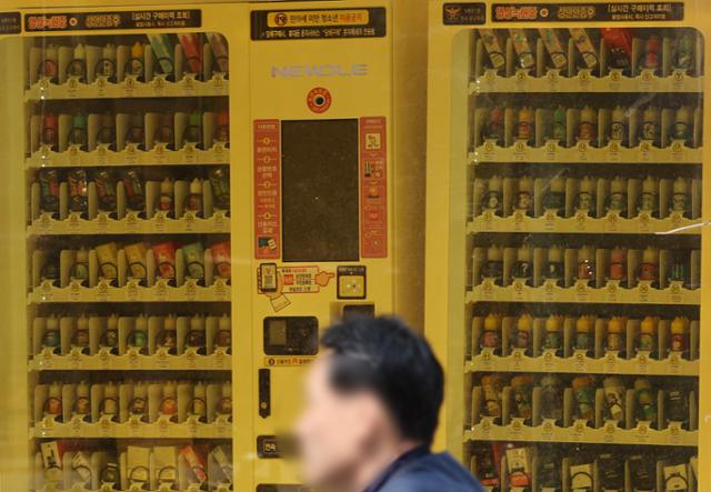 9일 서울 마포구의 한 무인 전자담배 판매점에 설치된 자동판매기에 합성니코틴 액상형 전자담배가 진열돼있다. 연합뉴스