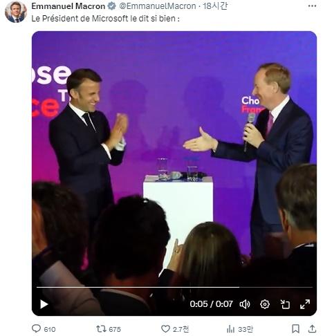 에마뉘엘 마크롱(왼쪽) 프랑스 대통령이 13일 프랑스 파리 베르사유궁에서 진행된 행사에서 프랑스에 40억 유로(약 5조9,071억 원) 투자를 약속한 마이크로소프트(MS)의 브래드 스미스 사장 발언에 박수를 치며 웃고 있다. 마크롱 엑스(X) 계정 캡처
