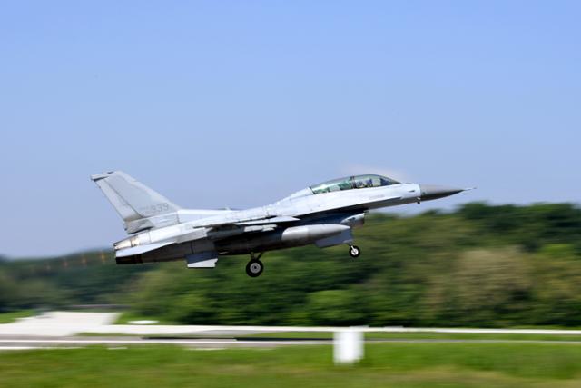 적 대규모 공중항체 침투대응 합동훈련 하루 전날인 13일 공군이 자체적으로 실시한 사전 훈련에서 F-16이 출격하고 있다. 공군 제공