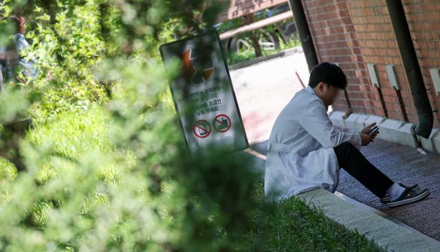 14일 서울 시내의 대형병원에서 한 의료진이 휴식을 취하고 있다. 뉴스1