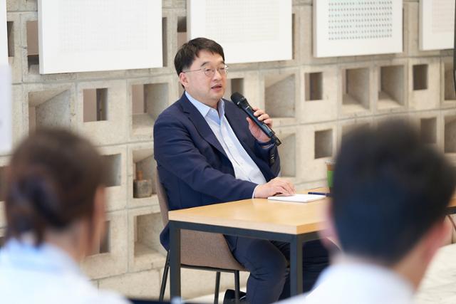 이우현 OCI홀딩스 회장이 14일 서울 중구 OCI빌딩에서 기자들의 질의에 답변하고 있다. OCI홀딩스 제공