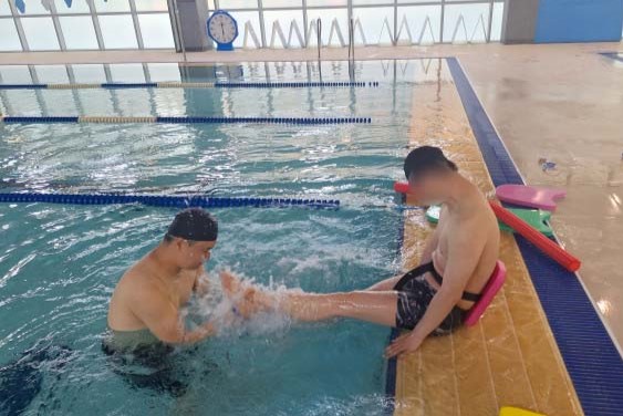 용인도시공사 장애인 수영체험교실 사회공헌 프로그램. [사진=용인도시공사]