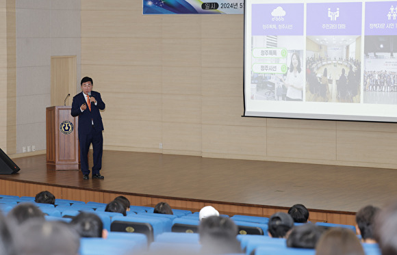 창학 100주년을 맞은 청석학원재단 요청으로 충북 청주대학교에서 14일 이범석 청주시장의 특강이 열렸다. [사진=청주시]