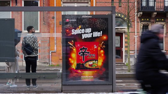 네덜란드 버스정류장에 신라면 광고가 걸려 있다. 사진 농심