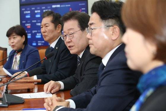 이재명 더불어민주당 대표가 최고위원회의에서 발언을 하고 있다. 뉴스1