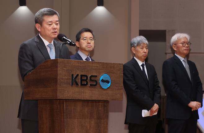 지난해 11월13일 KBS 박민 사장 취임 당시 함께 임명된 장한식 신임 보도본부장(왼쪽 두 번째). /연합뉴스