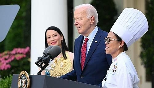 필리린계 백악관 주방장 칭찬하는 조 바이든 미국 대통령. 사진=AFP/연합뉴스