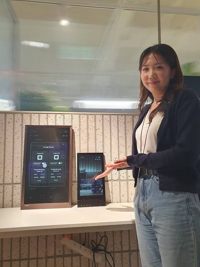 이효민 사원이 13인치 신규 세로형 월패드(IoT 제어기)를 설명하고 있다. 윤현주 기자