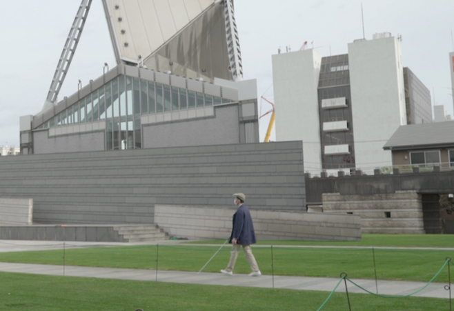 다큐멘터리 영화 <눈이 보이지 않는 시라토리씨, 예술을 보러 가다>의 한 장면. 국립현대미술관 제공