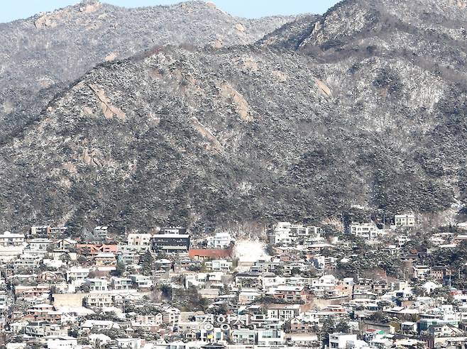 지난 1월7일 서울 북악산 팔각정에서 바라본 북한산 아래 평창동 일대. 평창동은 건폐율 30%·층고 3층 12m의 건축 규제가 적용되는 서울시 자연경관지구에 속해 있다. 강윤중 기자