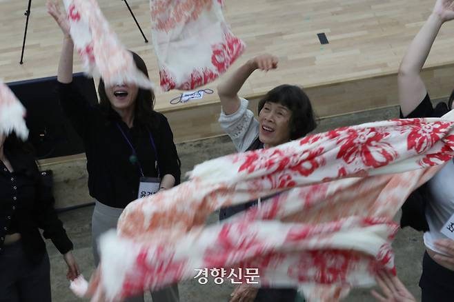 5·18 성폭력 피해자 간담회가 열린 지난달 28일 전남대학교 김남주홀에서 피해자 정현순씨가 스카프를 하늘로 던져 올리는 치유 퍼포먼스를 하고 있다. 정효진 기자