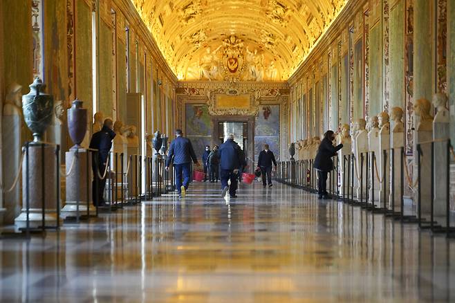 2021년 2월1일 바티칸 박물관 직원들이 복도를 걸어가고 있다. AP연합뉴스