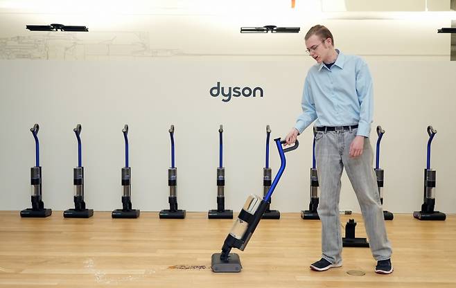 Dyson Floorcare Intelligence Engineer Haydn Brown presents Dyson WashG1, the company's latest wet floor cleaner, in Seoul on April 24. (Dyson Korea)
