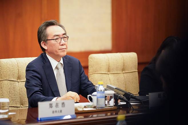 South Korean Foreign Minister Cho Tae-yul engages in discussions with his Chinese counterpart Wang Yi during their meeting on Monday. (Ministry of Foreign Affairs)