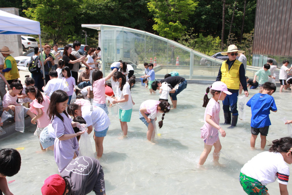 지역주민 8000여명이 참석한 어린이날 행사에서 어린이들이 물놀이하는 모습. 용인제일교회 제공