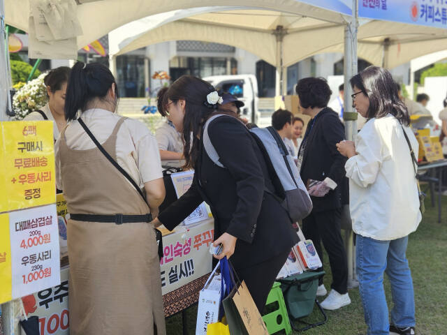 14일 오후 인천시청 애뜰광장에서 열린 식품안전의날 행사에서 시민들이 각 부스를 돌아다니며 식품을 구매하고 있다. 박귀빈기자