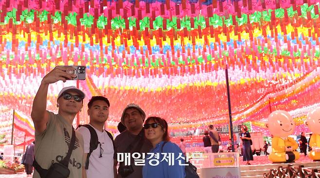 부처님오신날을 하루 앞둔 14일 오후 서울 종로구 조계사를 찾은 관광객들이 기념 촬영하고 있다. 2024.5.14[이충우기자]
