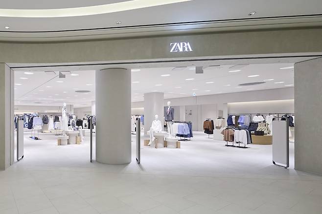 국내 최대 규모의 자라 스타필드 수원점 매장 전경