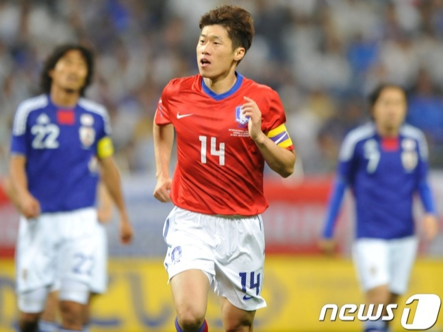 박지성이 2010년 5월 일본 사이타마에서 열린 대한민국 축구 국가대표팀과 일본 대표팀의 친선경기에서 골을 넣은 뒤 야유하는 일본 관중 앞에서 산책 세리머니를 선보이고 있다. /AFPBBNews=뉴스1