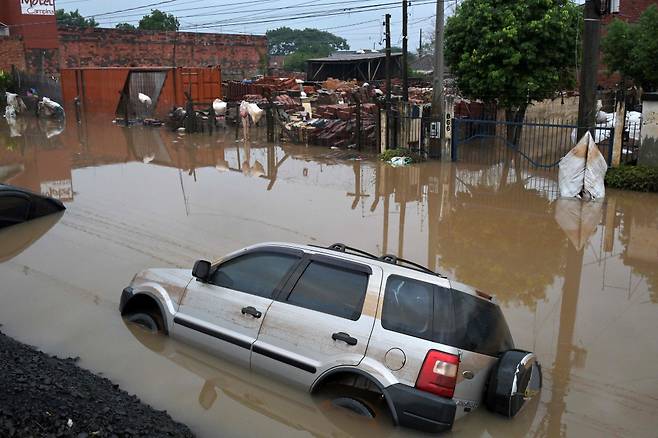 12일 (현지시간) 기록적인 폭우가 쏟아진 브라질 히우그란지두술주 상 레오폴두의 도로에 물에 빠진 차량이 보인다. 2024.05.13  /AFPBBNews=뉴스1