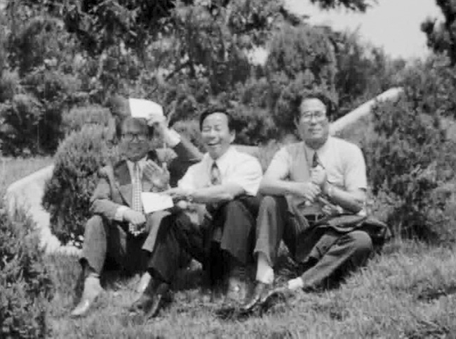 1973년 광주신학교에서 당시 학장인 박종삼(오른쪽) 목사가 교수들과 담소를 나누고 있다.