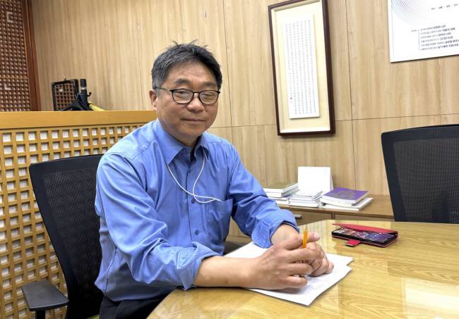 김일환 국립한글박물관장이 13일 서울 용산구 국립한글박물관에서 제627돌을 맞는 세종대왕 탄신일(5월 15일)에 대해 이야기하고 있다.