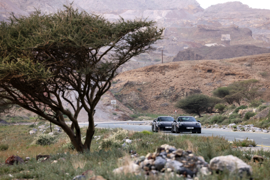 두바이에서의 911 테스트 주행 포르쉐가 개발한 최초의 하이브리드 시스템 911 스포츠카가 아랍에미리트(UAE) 두바이에서 테스트 주행을 하는 모습. 포르쉐 제공.