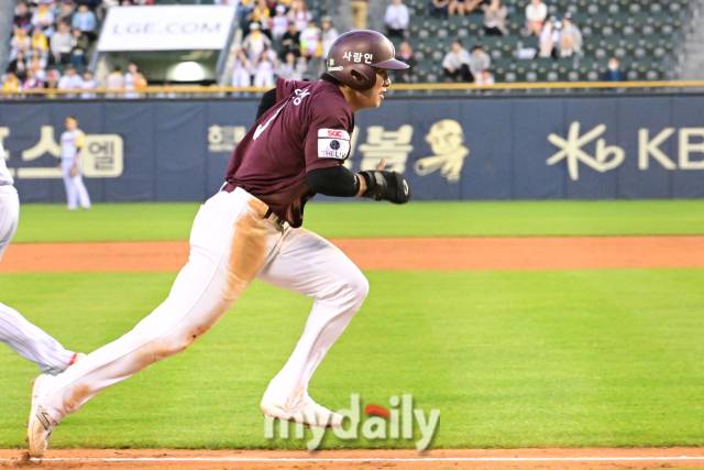 2024년 5월 14일 서울 잠실야구장에서 진행된 '2024 신한 SOL 뱅크 KBO 리그' 키움-LG의 경기. 키움 김혜성이 3회초 1사 1,3루에서 송성문의 희생플라이 때 추가점을 만들고 있다./잠실=곽경훈 기자 kphoto@mydaily.co.kr