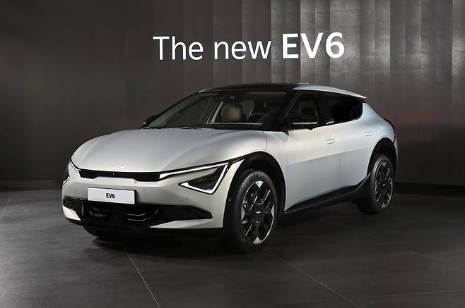 기아의 첫 전용 전기차 EV6가 3년 만에 새로운 모습으로 돌아왔다. 기아는 EV6의 상품성 개선모델 '더 뉴 EV6'의 계약을 시작한다고 14일 밝혔다. 사진은 기아 '더 뉴 EV6'. [연합]