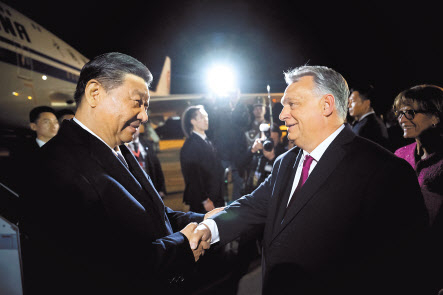 지난 8일(현지시간) 빅토르 오르반(오른쪽) 헝가리 총리가 국빈 방문을 위해 헝가리를 찾은 시진핑 중국 국가 주석을 부다페스트 공항에 직접 나가 맞이하고 있다. [로이터]
